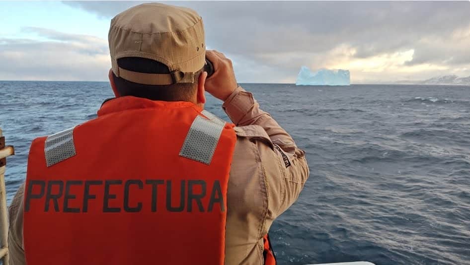 La Prefectura Naval Argentina continúa brindando seguridad a la navegación, frente a la aparición de un iceberg que flota en cercanías de Ushuaia, Tierra del Fuego