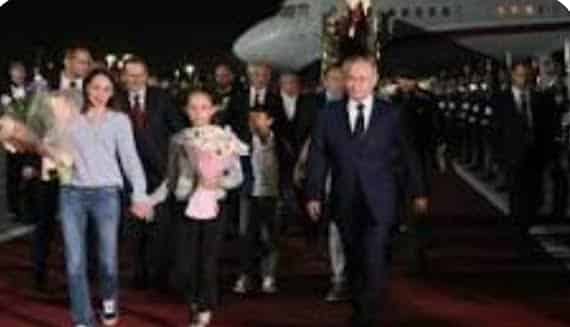 Putin recibió a un matrimonio de espías rusos con pasaporte argentino y los saludó en español: sus hijos no sabían que eran rusos.