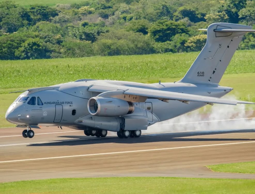 Uno de los aviones de transporte C-390 Millennium que Embraer vendió a Hungría. Foto: Embraer