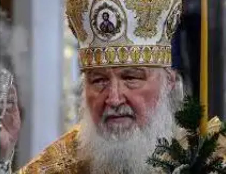 El Patriarca Kirill, de 77 añis, jefe de la Iglesia Ortodoxa Rusa y mentor espiritual de Putin, dijo que “hay que bendecir a la bomba atómica de Rusia”."Han permitido al país segur siendo libre e independiente”, dijo durante un acto oficial. Kirill ataca a Occidente por introducir la "cultura gay" en el país.