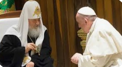 El Patriarca Kirill, lider de la Iglesia Ortodoxa Rusa, hace 5 años, se reunió con el Papa Francisco y el encuentro quedó registrado en esta imagen de Vatican News.