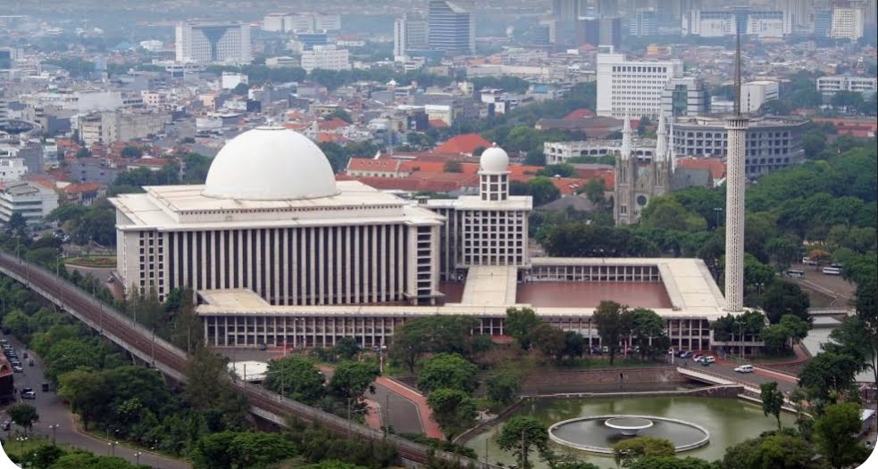 La Mezquita Istiqlal, en Yakarta, Indonesia, es la mezquita más grande del sudeste asiático y la novena mezquita más grande del mundo.