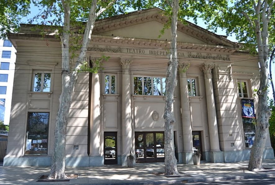 El Teatro Independencia, de Mendoza, desde 1925 es el mayor espacio de la cultura mendocina. En este teatro Daniel Talquenca celebró 60 años con la música en un escenario que compartió con talentosos artistas mendocinos.