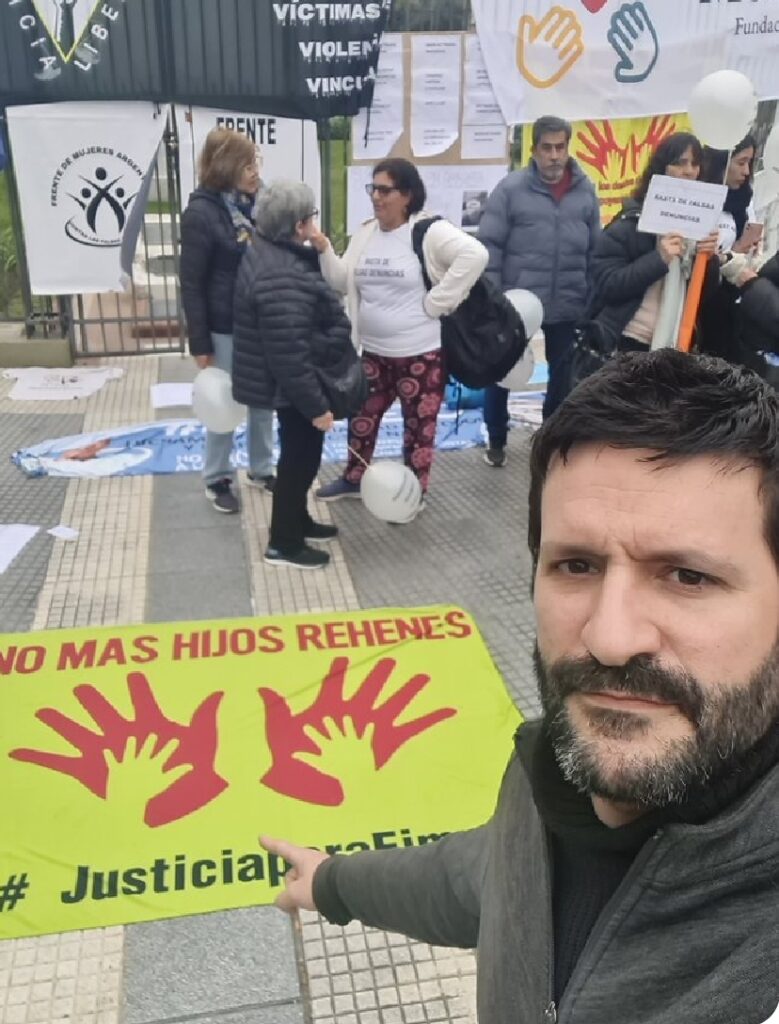 Las familias separadas por prácticas judiciales contaminadas por las ideologías feministas.