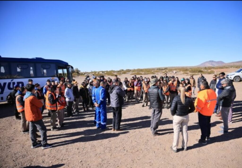 Más de 150 personas participaron este viernes en la visita al proyecto de exploración minera Hierro Indio, en Malargüe, al sur de la provincia de Mendoza.