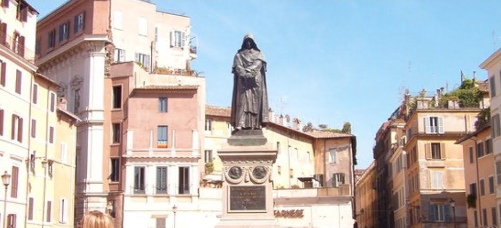 Estatua de Giordano Bruno en la Piazza di Fiori, Roma, donde fue quemado vivo en 1600