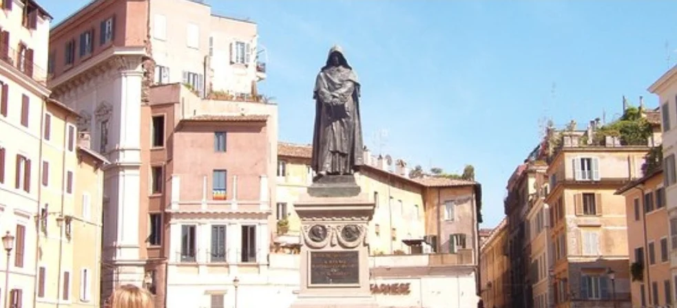 Estatua de Giordano Bruno en la Piazza di Fiori, Roma, donde fue quemado vivo en 1600