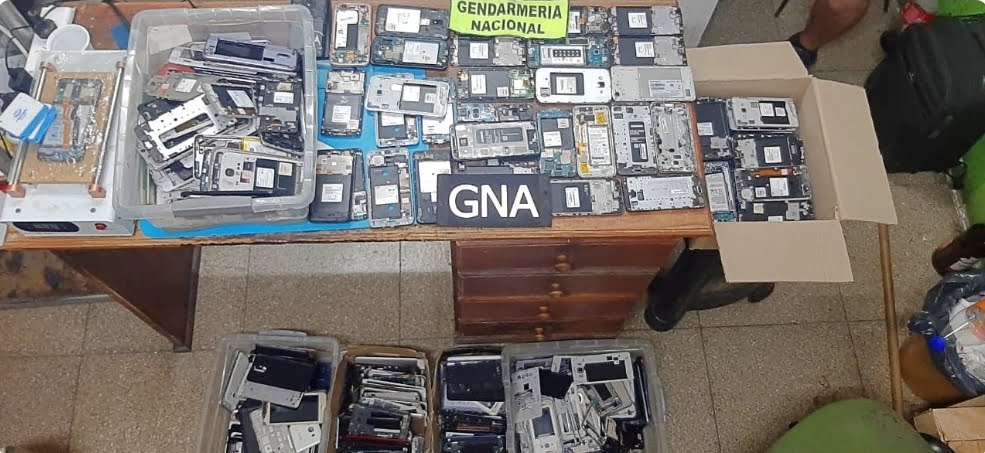 Se incautó un total de 921 dispositivos tecnológicos, que se destacan 669 teléfonos móviles de alta gama, 38 ordenadores o computadoras, 34 discos duros, 53 memorias portátiles, 11 tablets, además de vehículos, dinero y armas.