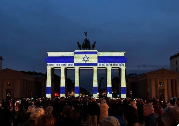 La Puerta de Brandenburgo, en Alemania, fue iluminada con la bandera israelí y los símbolos de los rehenes capturados por Hamás.