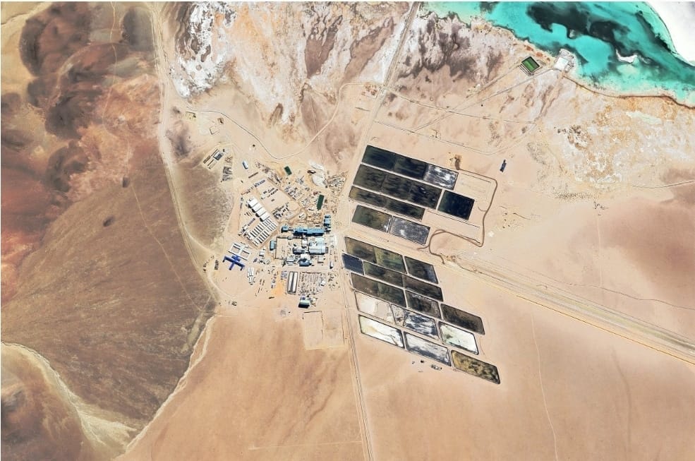 Complejo Fénix en el salar Hombre Muerto, provincia de Catamarca. Los proyectos de Arcadium Lithium se encuentran entre las únicas instalaciones de Argentina que actualmente producen y exportan litio y sus derivados (Imagen: Airbus vía Google Earth)