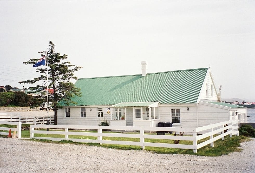 Gilbert House es la sede de la Asambkea Legislativa de la administración colonial británica en las Islas Malvinas.