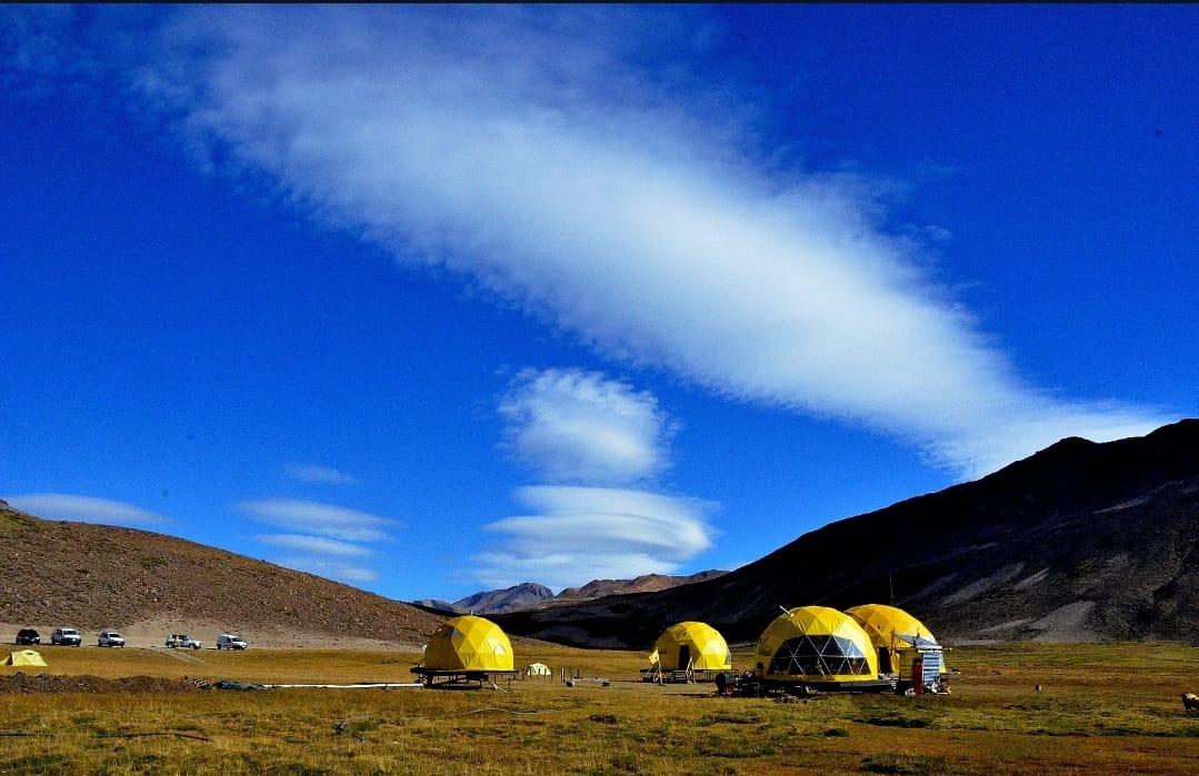 Como el Sendero de Gran Recorrido de Alta Montaña que ofrece Mendoza, en Argentina, existen experiencias en muchos lugares de Europa, Asia y también de Canadá y Estados Unidos y tienen gran demanda de gente que busca paisajes para hacer trekking o caminatas, en relieves especiales.