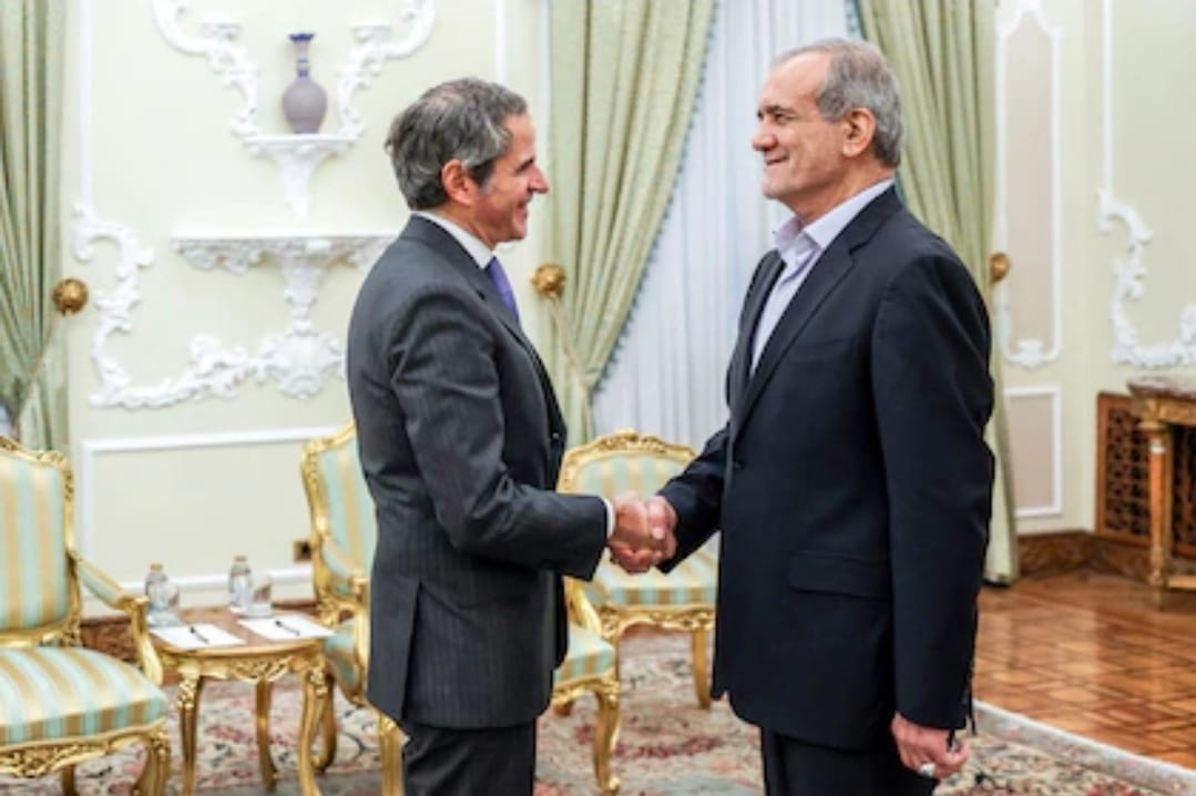 El presidente de Irán, Masoud Pezeshkian, se reúne con el director general del Organismo Internacional de Energía Atómica (OIEA), Rafael Mariano Grossi, en Teherán, Irán, el 14 de noviembre de 2024. Foto: Presidencia de Irán