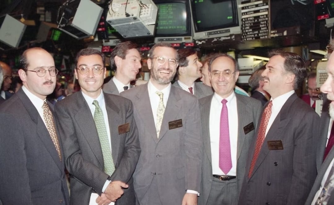 Elsztain, en el centro, junto a otros ejecutivos de la empresa inmobiliaria, en 1994, en el NYSE