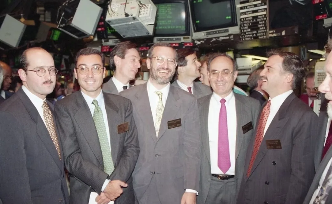 Elsztain, en el centro, junto a otros ejecutivos de la empresa inmobiliaria, en 1994, en el NYSE
