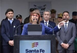 La ministro de seguridad Patricia Bullrich, en primer plano, secundada por el gobernador de Santa Fe, Maximiliano Pullaro, señalados en un video amenazador realizado por supuestos narcos.