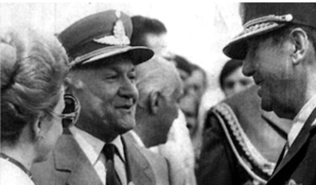 El brigadier Héctor Fautario, entre Isabel y Juan Domingo Perón. Año 1974. Tras la muerte de Perón, ya como presidente de la Nación, resistió amenazas con una dramática frase: "De acá me sacan muerta".