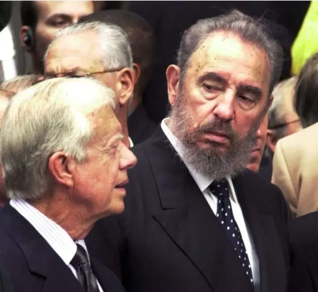 Carter se reunió varias veces con Fidel Castro, en la imagen, juntos en Canadá en 2000 en el entierro de Pierre Trudeau.