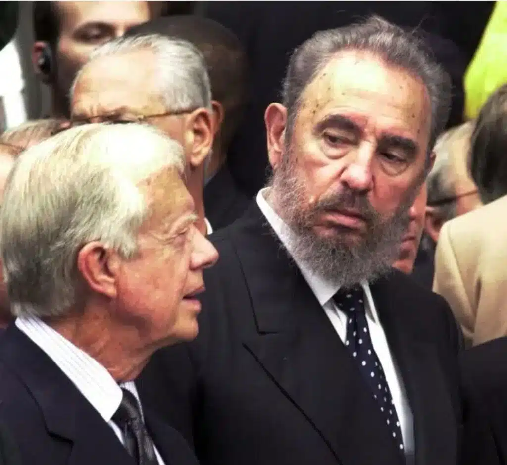 Carter se reunió varias veces con Fidel Castro, en la imagen, juntos en Canadá en 2000 en el entierro de Pierre Trudeau.