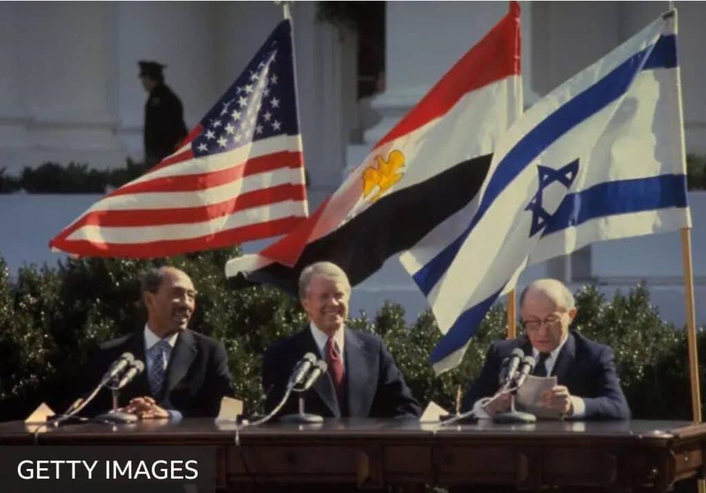 Carter con los líderes de Egipto, Anwar Sadat (izquierda) e Israel, Menahem Begin (derecha), en 1978.