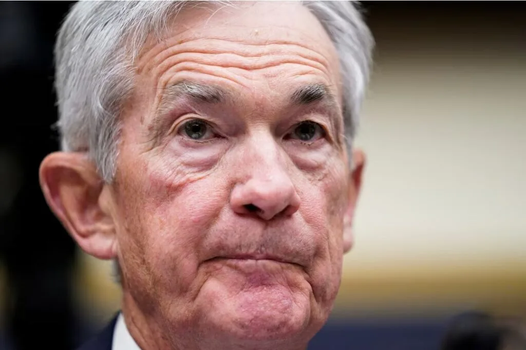 La Reserva Federal prevé mayor inflación y menor crecimiento, de acuerdo a la visión de Jerome Powell.