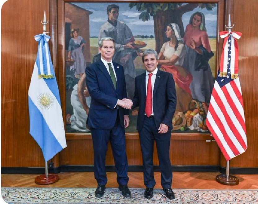 Scott Bessent también posó para la foto con el Ministro de Economía, Luis Caputo.