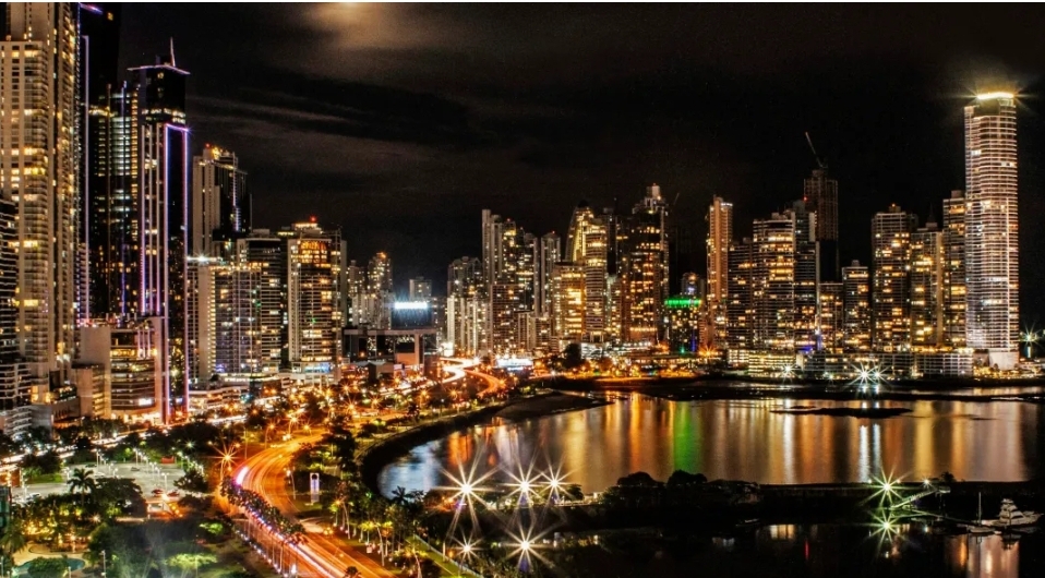 Panamá proyecta un 5% de crecimiento en 2025 con una inflación controlada del 2% y se consolida como una de las economías más dinámicas de la región.