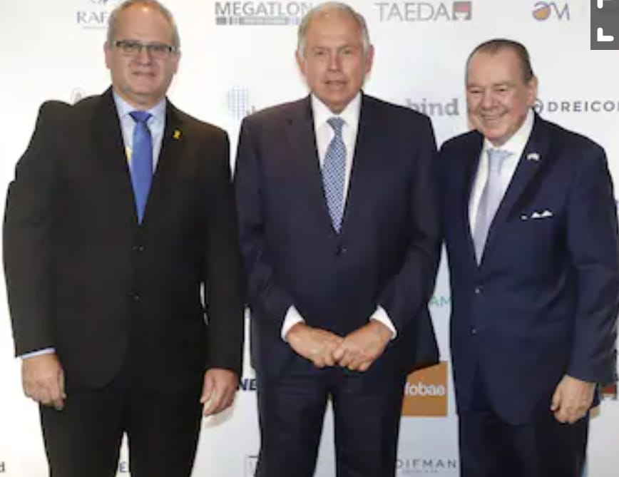 El canciller Gerardo Werthein, junto al embajador israelí, Eyal Sela, y Mario Montoto. Fuente: La Nación 