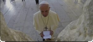 Francisco regresó a la casa del Padre simbólicamente cuando oró ante el Kotel, erguido en el lugar donde fue erigido el primer templo del Rey Salomón, figura común de las sagradas escrituras de judíos y católicos de todo el mundo.