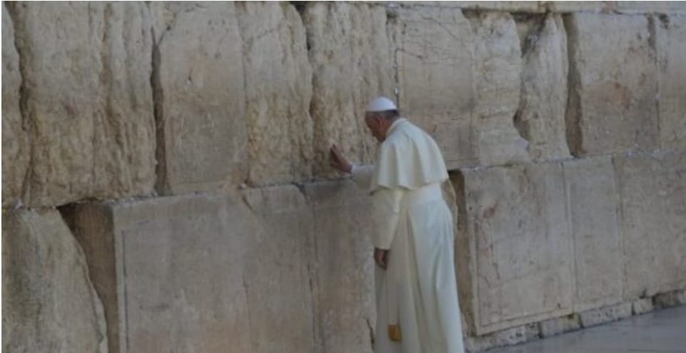 Francisco con la frente apoyada sobre las piedras del Muro, fue un gesto que en su momento fue símbolo de reconciliación y apertura al diálogo interreligioso.