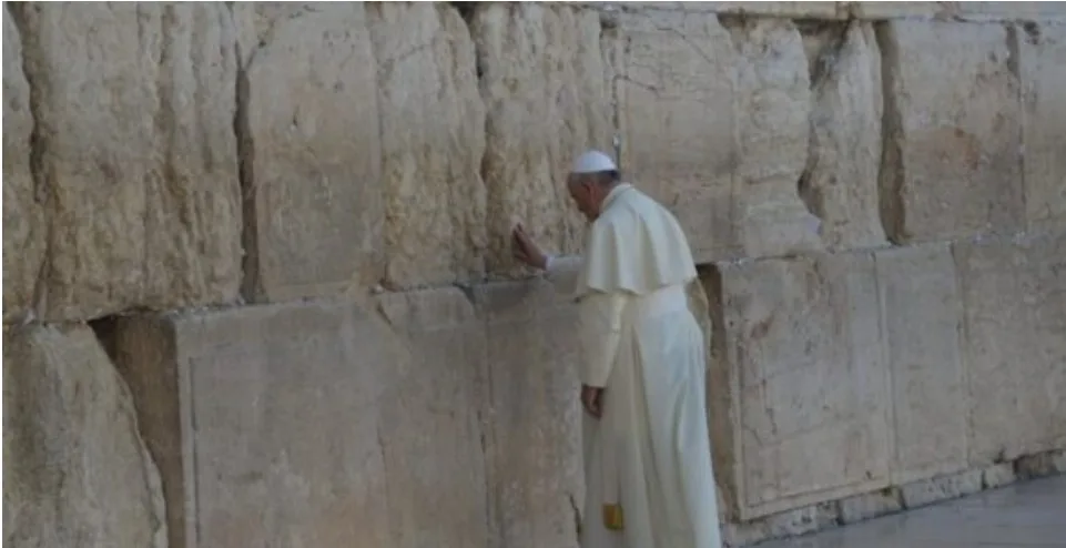 Francisco con la frente apoyada sobre las piedras del Muro, fue un gesto que en su momento fue símbolo de reconciliación y apertura al diálogo interreligioso.