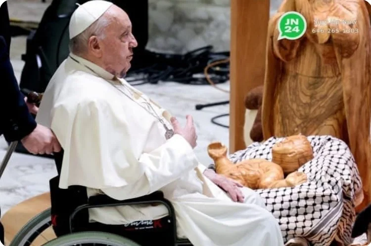Existe una foto real del Papa Francisco con un Niño Jesús envuelto en una kufiya (pañuelo palestino).