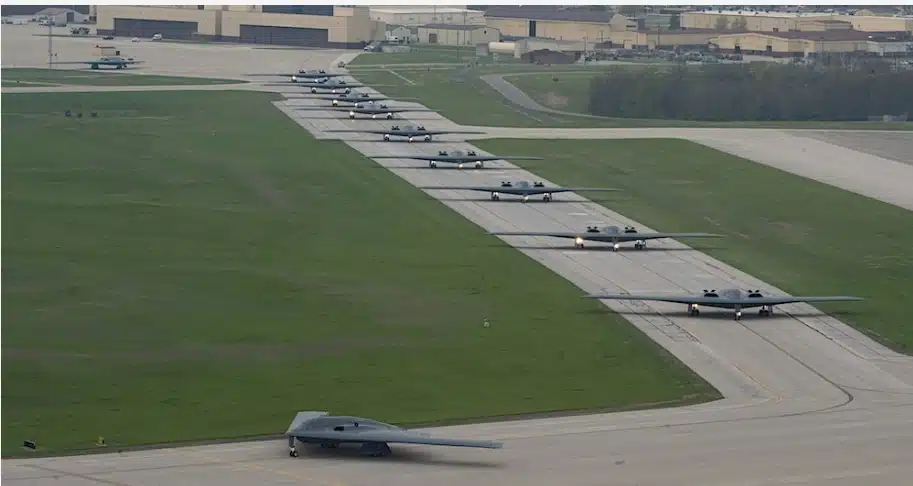 Los B-2 desplegados en Diego García constituyen aproximadamente la mitad de los B-2 operativos, vistos aquí en un ejercicio de “vuelo masivo” en la Base de la Fuerza Aérea Whiteman en 2024.