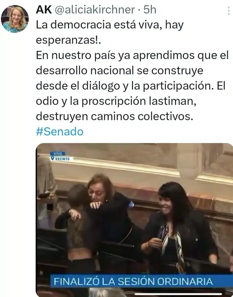 Alicia Kirchner, ex ministro nacional, ex gobernadora de la provincia de Santa Cruz y actual senadora celebró sonriendo y abrazada a otras senadoras kirchneristas.