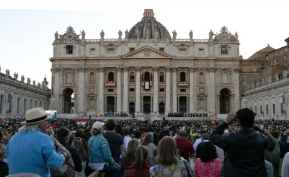 Robert Francis Prevost es el primer Papa Agustino y una multitud esperó su elección, congregada en la plaza de San Pedro