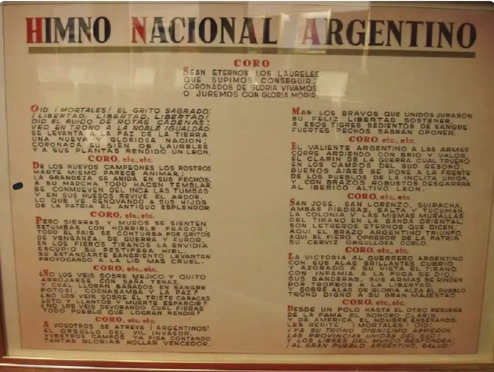 La letra original del Himno Nacional Argentino era marcadamente independentista y antiespañola de acuerdo al espíritu de la época.