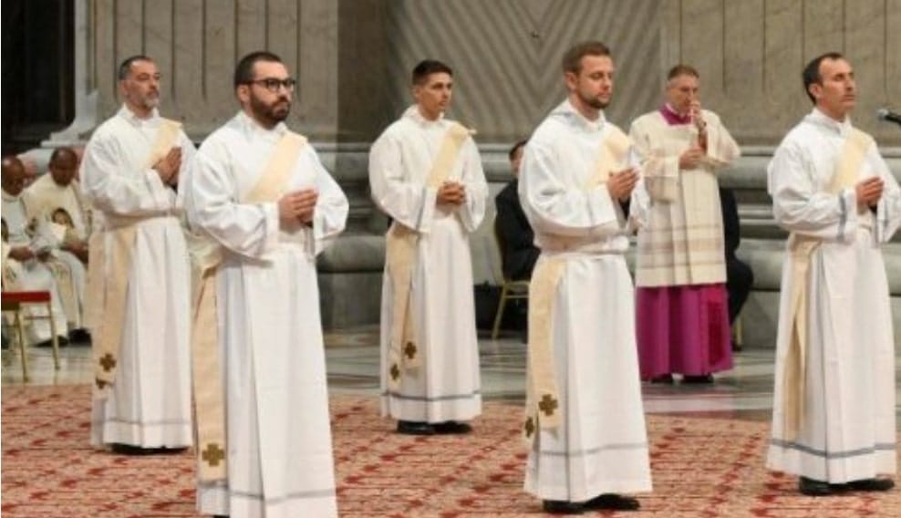 León XIV propuso reconstruir la credibilidad de la Iglesia católica durante la misa de ordenación de 11 nuevos sacerdotes diocesanos.