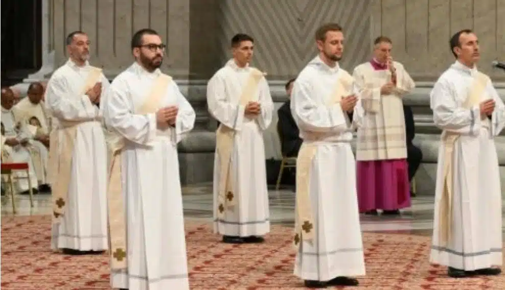 León XIV propuso reconstruir la credibilidad de la Iglesia católica durante la misa de ordenación de 11 nuevos sacerdotes diocesanos.