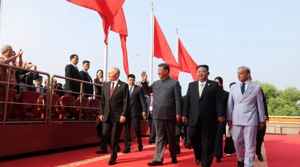 El presidente ruso, Vladimir Putin , el presidente chino , Xi Jinping, el líder norcoreano, Kim Jong Un, y el primer ministro de Pakistán, Shehbaz Sharif, llegan a la Puerta de Tiananmén para un desfile militar que conmemora el 80 aniversario del fin de la Segunda Guerra Mundial, en Pekín, China, el 3 de septiembre de 2025. France 24