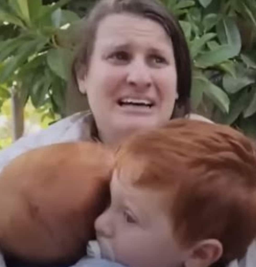 La familia Bibas fue diezmada el 7 de octubre de 2023. Hamás secuestró a sus cuatro integrantes. Los mismos terroristas de Hamas tomaron la imagen de Shiri Bibas intentando proteger desesperadamente a sus hijos Ariel (4 años) y Kfir Bibas (9 meses). Los tres fueron asesinados en los túneles de Gaza.