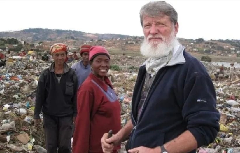 El padre Pedro Opeka en Madagascar. (Foto: Anne Aubert)
