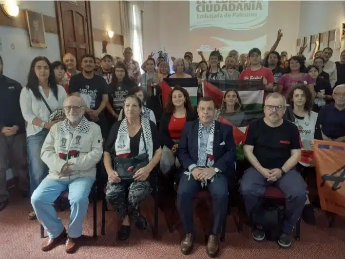 Sindicalistas y militantes argentinos solicitaron la ciudadanía palestina en la sede de esa representación a cargo de Riad Al-Halabi.