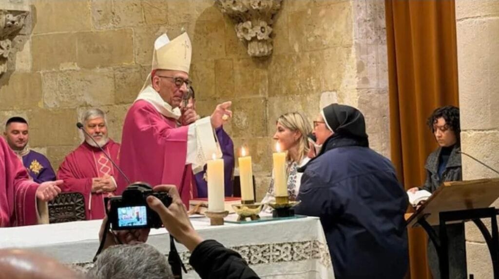 Una monja católica argentina ya llevó casi 200 ambulancias a Ucrania y lucha para que la guerra no quede en el olvido.