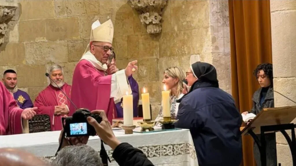 Una monja católica argentina ya llevó casi 200 ambulancias a Ucrania y lucha para que la guerra no quede en el olvido.