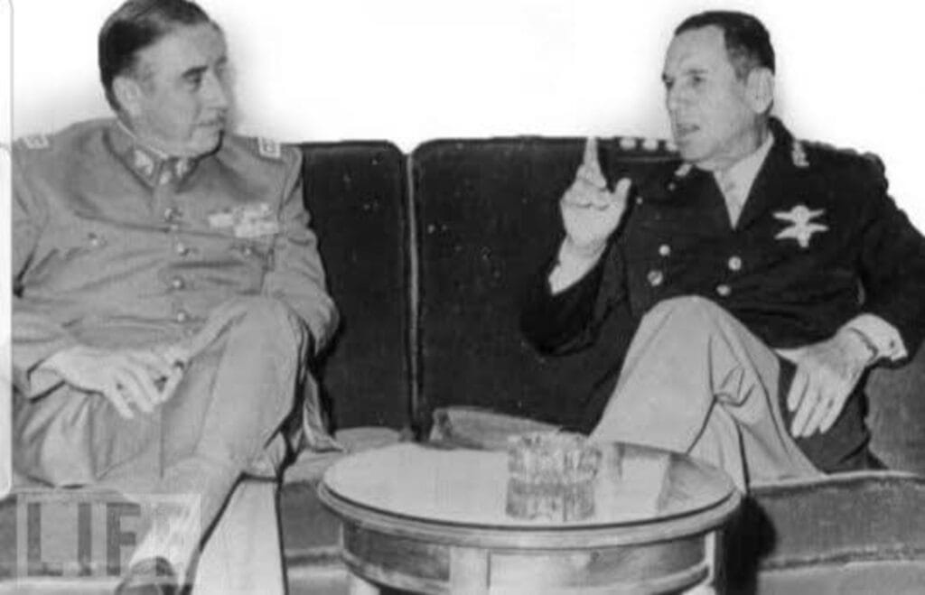 Encuentro de Augusto Pinochet Ugarte y Juan Domingo Perón el 17 de mayo del ’74 en la Base Aérea de Morón. Pinochet viajó en un avión Boeing 727 de LanChile. Fotos: Archivo de SRSur News Agency