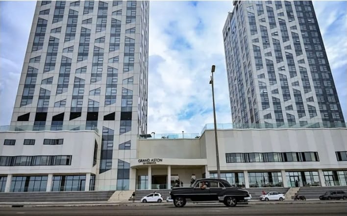 El hotel Grand Aston La Habana, inaugurado en 2022 con unas 600 habitaciones en el céntrico barrio del Vedado, pertenece al grupo Gaviota, integrado en Gaesa.