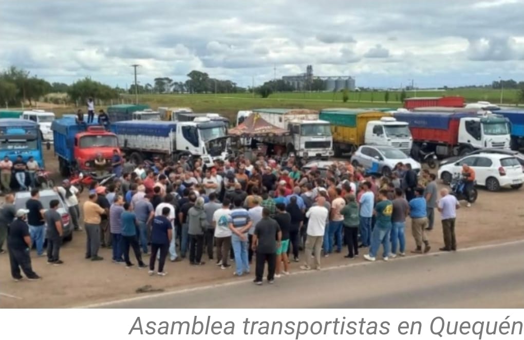 Transportistas de granos bloquean puertos exportadores argentinos en varios puntos del país afectando el normal flujo del comercio exterior.