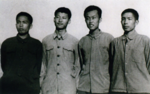 Xi Jinping (segundo a la izquierda) posa para una foto en el distrito de Yanchuan de la provincia noroccidental china de Shaanxi en 1973. (Xinhua)