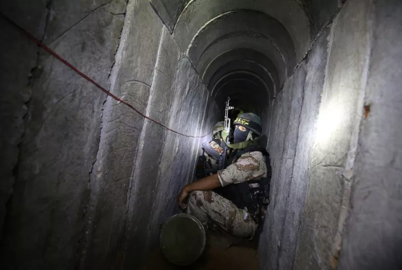 Militantes del brazo armado de la Jihad Islámica, las Brigadas Al-Quds, participan en un entrenamiento militar el 3 de marzo de 2015. El grupo tomó rehenes de Israel junto con Hamás y asumió la responsabilidad del secuestro de Hannah Katzir. FOTO AFP / MAHMUD HAMS/GETTY IMAGES